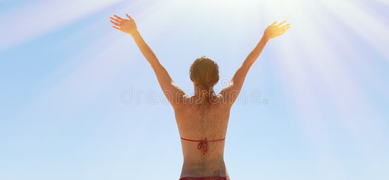 Chica joven de la foto que hace la playa de la yoga Mujer de la aptitud que pasa el tiempo activo al aire libre Concepto de Sun d fotografía de archivo libre de regalías Chica joven de la foto que hace la playa de la yoga Mujer de la aptitud que pasa el tiempo activo al aire libre Concepto de Sun d fotografía de archivo libre de regalías