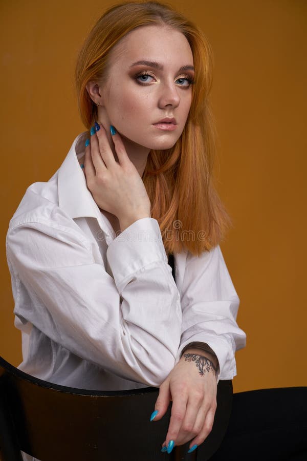 Chica joven elegante con el pelo rizado, sonriendo lindo, presentando, en fondo amarillo fotos de archivo libres de regalías Chica joven elegante con el pelo rizado, sonriendo lindo, presentando, en fondo amarillo fotos de archivo libres de regalías