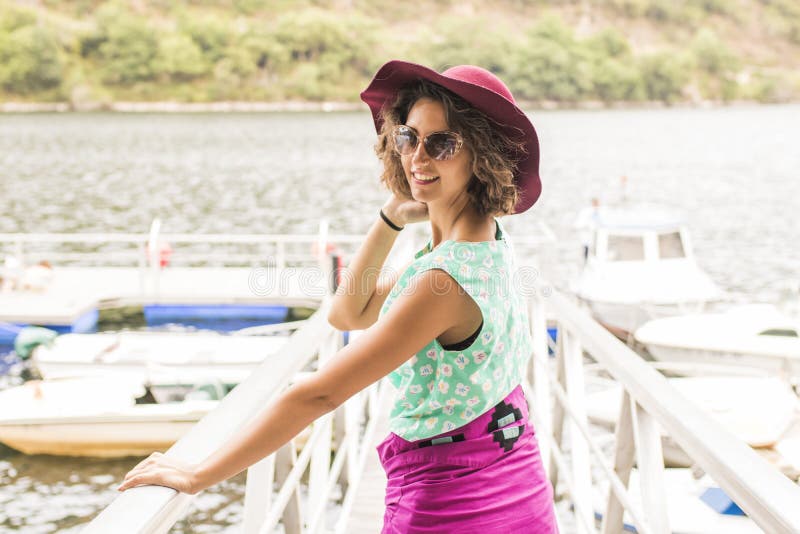 Chica joven en el embarcadero el vacaciones de verano imágenes de archivo libres de regalías Chica joven en el embarcadero el vacaciones de verano imágenes de archivo libres de regalías