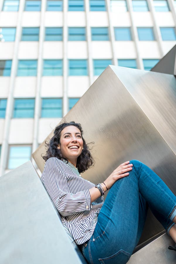 Chica joven hermosa al aire libre que sonríe fotos de archivo libres de regalías Chica joven hermosa al aire libre que sonríe fotos de archivo libres de regalías