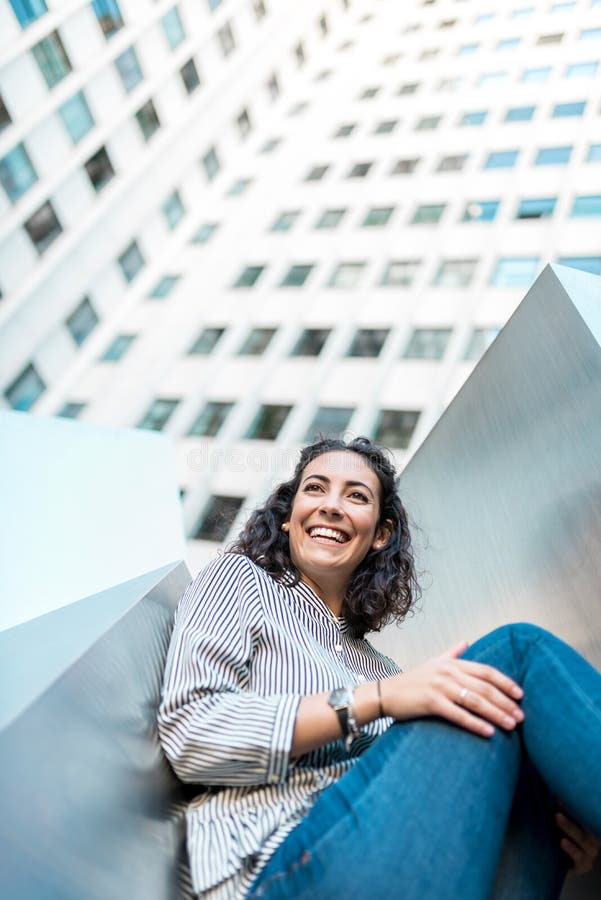 Chica joven hermosa al aire libre que sonríe imágenes de archivo libres de regalías Chica joven hermosa al aire libre que sonríe imágenes de archivo libres de regalías