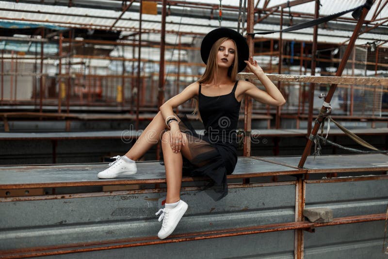 Joven Hermosa Con Ropa Negra De Moda Con Imagen de archivo - de retro, mirada: