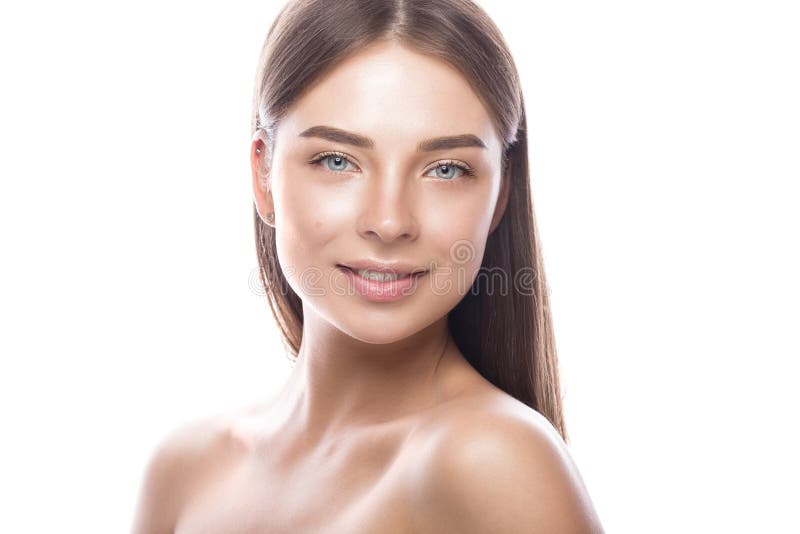 Chica joven hermosa con un maquillaje natural ligero y una piel perfecta Cara de la belleza imagenes de archivo Chica joven hermosa con un maquillaje natural ligero y una piel perfecta Cara de la belleza imagenes de archivo