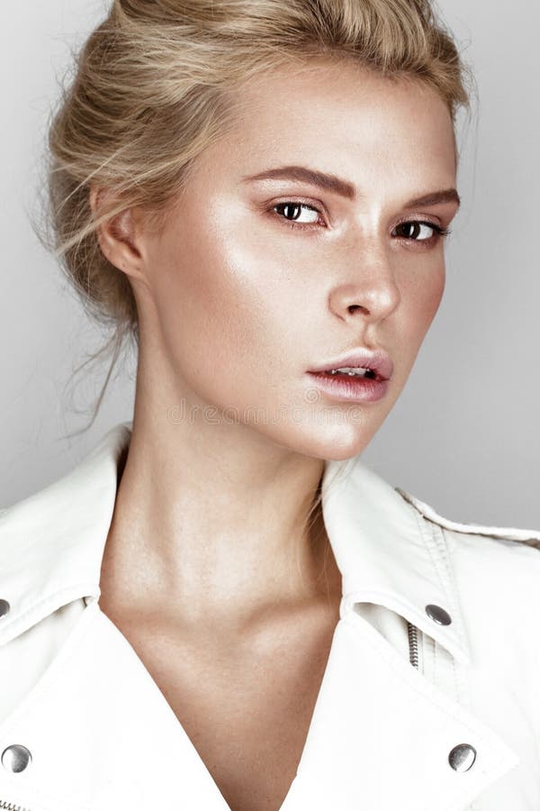 Chica joven hermosa en el vestido blanco con un maquillaje natural ligero Cara de la belleza imágenes de archivo libres de regalías Chica joven hermosa en el vestido blanco con un maquillaje natural ligero Cara de la belleza imágenes de archivo libres de regalías