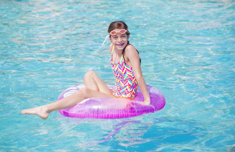 Chica joven hermosa que juega en la piscina en tiempo de verano fotos de archivo Chica joven hermosa que juega en la piscina en tiempo de verano fotos de archivo