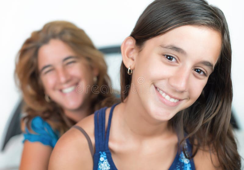 Chica joven hispánica y su sonrisa de la madre foto de archivo