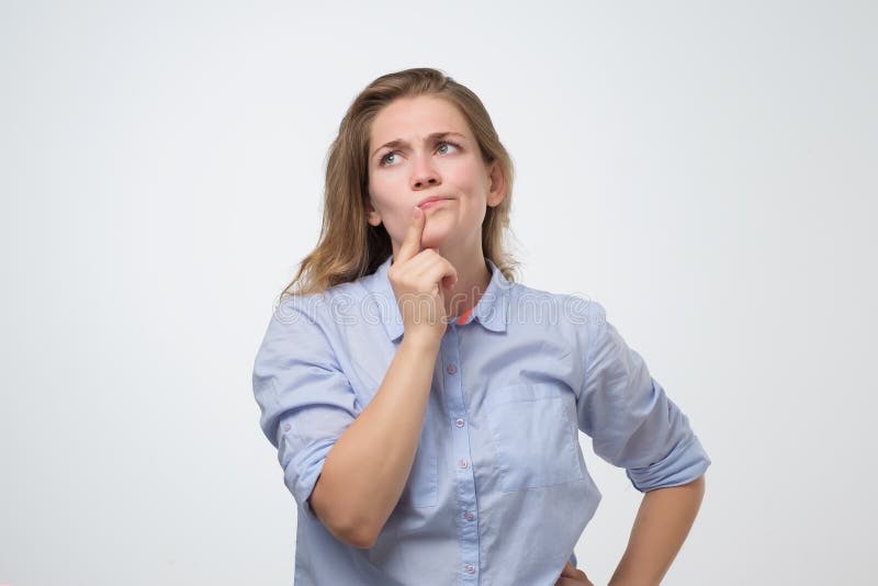 Chica joven pensativa que está profundamente en pensamientos fotos de archivo Chica joven pensativa que está profundamente en pensamientos fotos de archivo