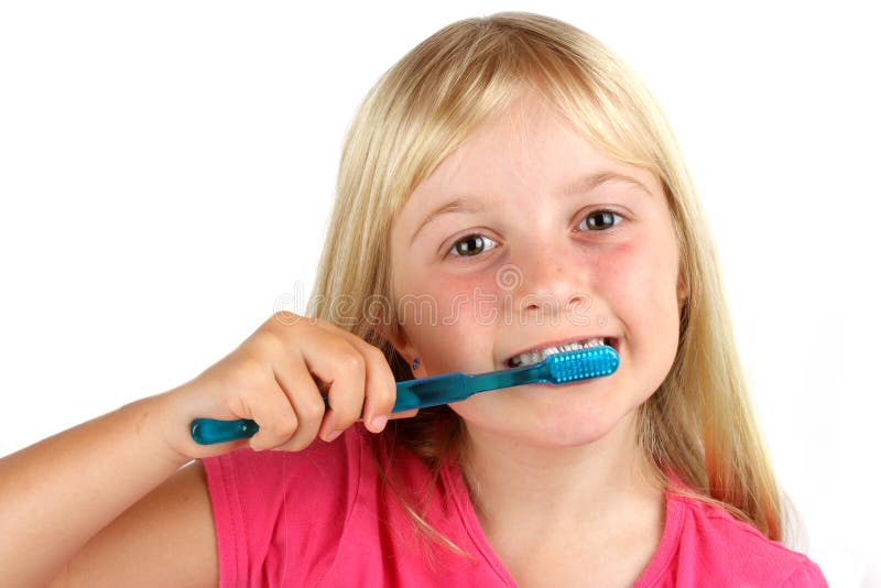 Chica joven que aplica sus dientes con brocha foto de archivo Chica joven que aplica sus dientes con brocha foto de archivo