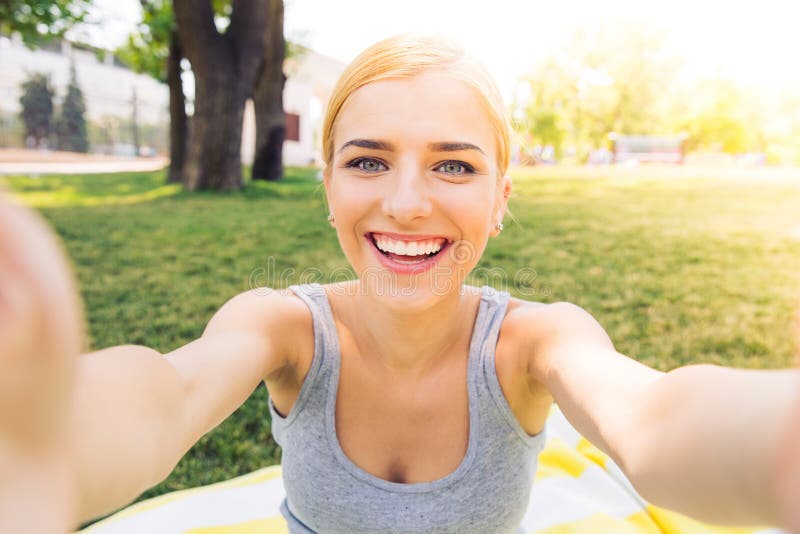 Chica joven que hace la foto del selfie foto de archivo Chica joven que hace la foto del selfie foto de archivo