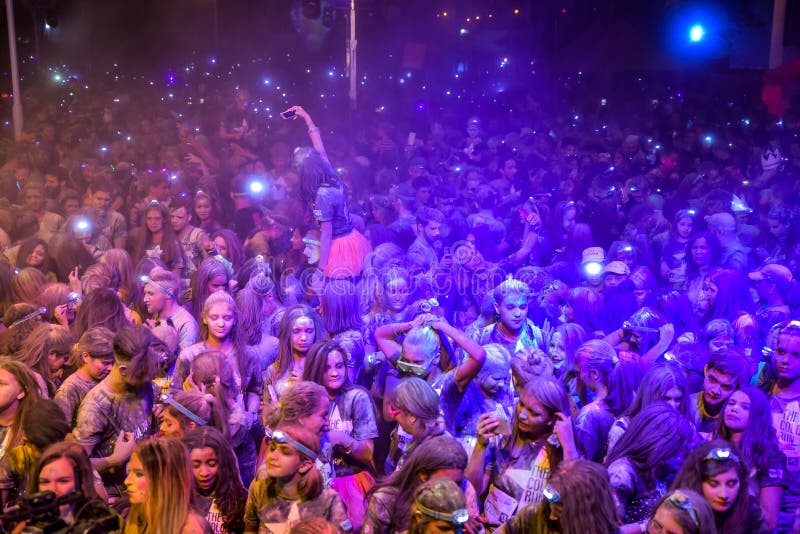 Chica joven que hace su selfie de la muchedumbre en una fiesta en la calle imagen de archivo