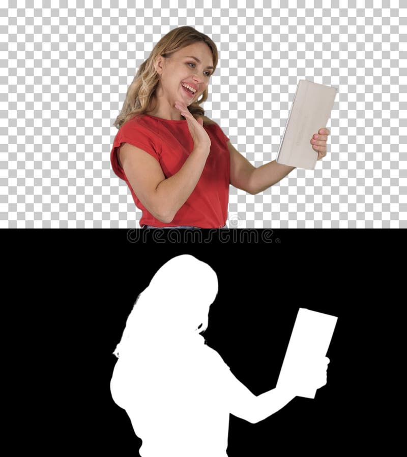 Chica joven rubia con la tableta a disposición, haciendo una llamada video o registrando el vídeo, sonriendo, Alpha Channel imagenes de archivo Chica joven rubia con la tableta a disposición, haciendo una llamada video o registrando el vídeo, sonriendo, Alpha Channel imagenes de archivo