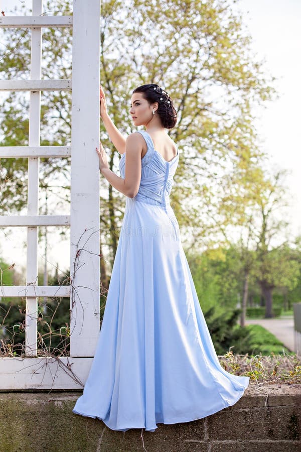Chica joven sensual de la moda en el vestido azul al aire libre fotos de archivo Chica joven sensual de la moda en el vestido azul al aire libre fotos de archivo
