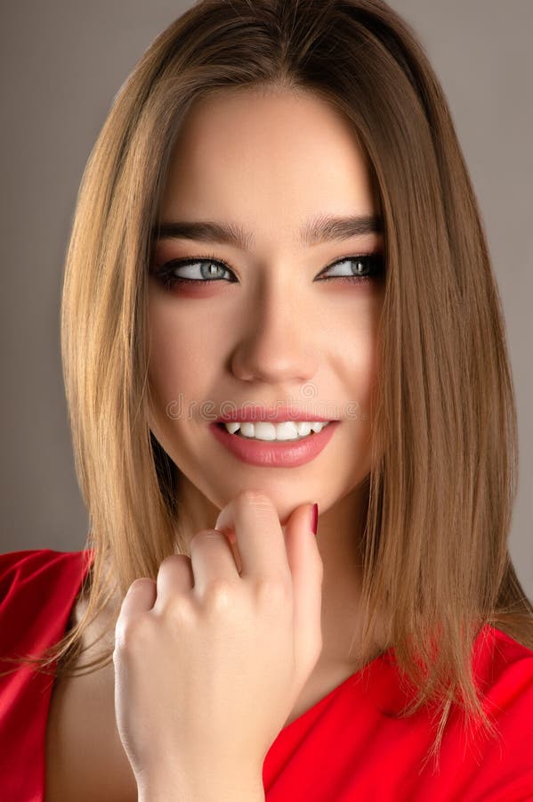 Chica joven sonriente encantadora del retrato del primer imagenes de archivo Chica joven sonriente encantadora del retrato del primer imagenes de archivo