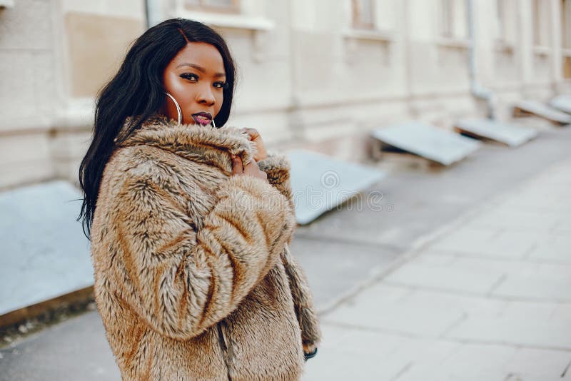 Chica negra con estilo en una ciudad foto de archivo libre de regalías