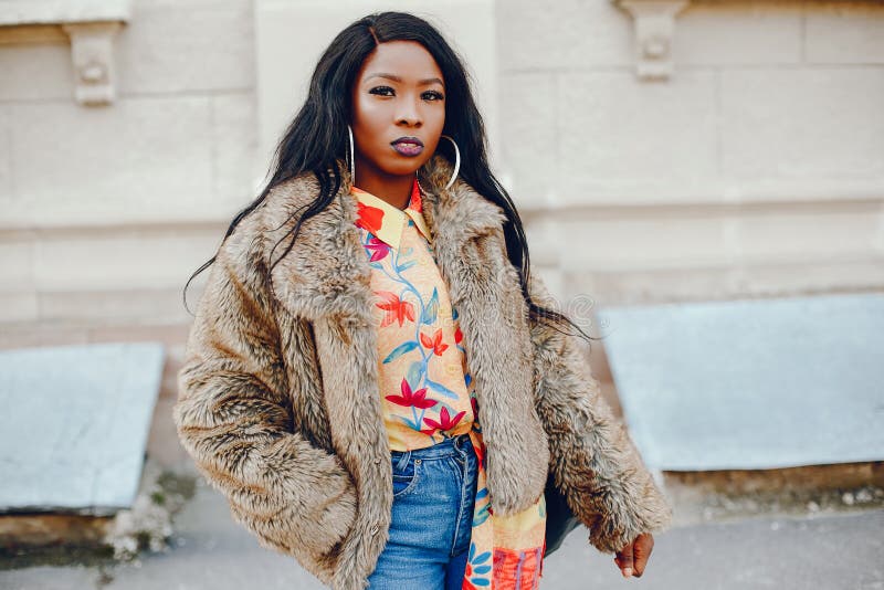 Chica negra con estilo en una ciudad imagen de archivo