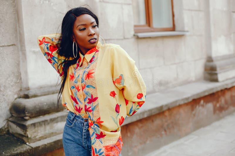 Chica negra elegante en una ciudad foto de archivo