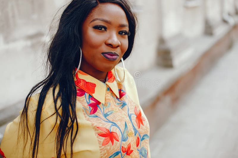 Chica negra elegante en una ciudad foto de archivo libre de regalías