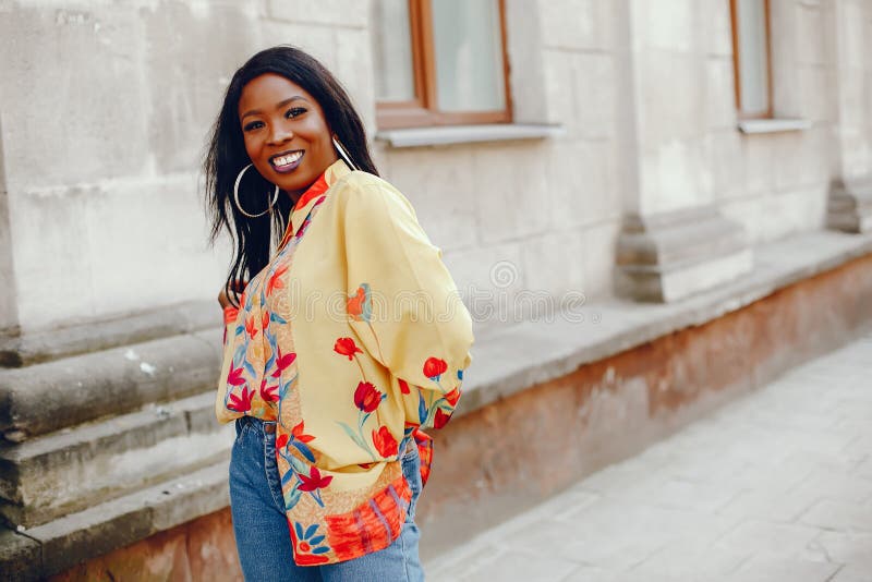 Chica negra con estilo en una ciudad foto de archivo