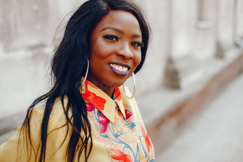 Chica negra con estilo en una ciudad fotografía de archivo
