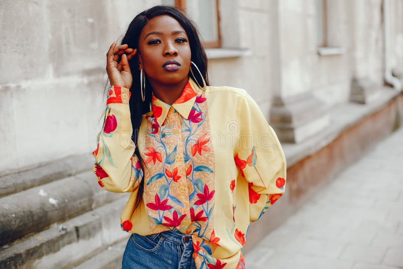 Chica negra con estilo en una ciudad imagen de archivo