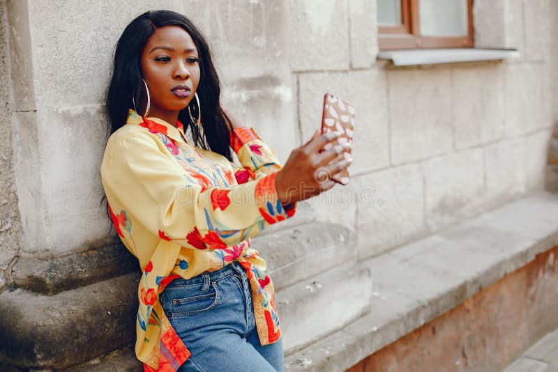 Chica negra elegante en una ciudad fotografía de archivo libre de regalías
