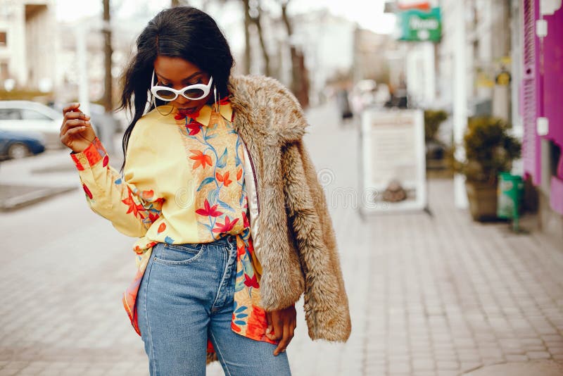 Chica negra elegante en una ciudad foto de archivo libre de regalías