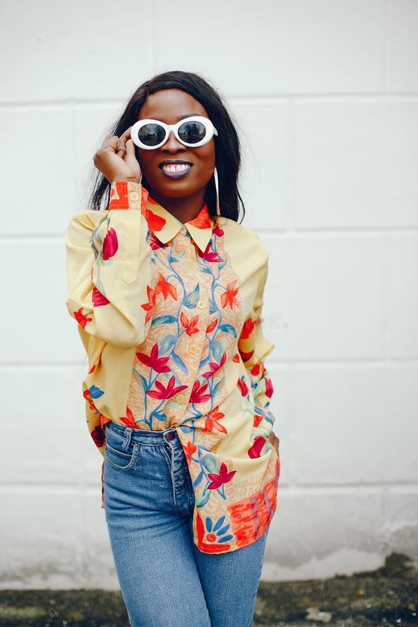 Chica negra elegante en una ciudad foto de archivo libre de regalías