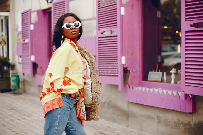 Chica negra elegante en una ciudad fotografía de archivo