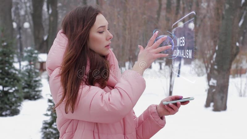 Chica pelirroja con holograma periodismo web almacen de metraje de vídeo