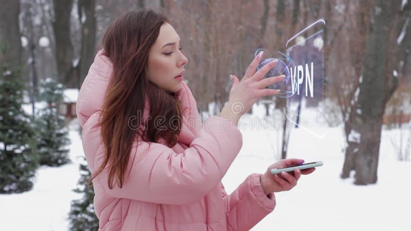 Chica pelirroja con holograma vpn almacen de video