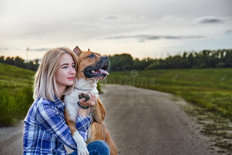 Chica rubia en una caminata nocturna con un perro. fotos de archivo libres de regalías