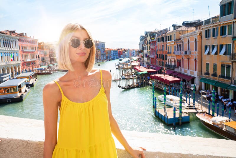 Chica Turística Con Hermosa Ciudad De Venecia En El Fondo Imagen de archivo  - Imagen de milenario, verano: 238825709