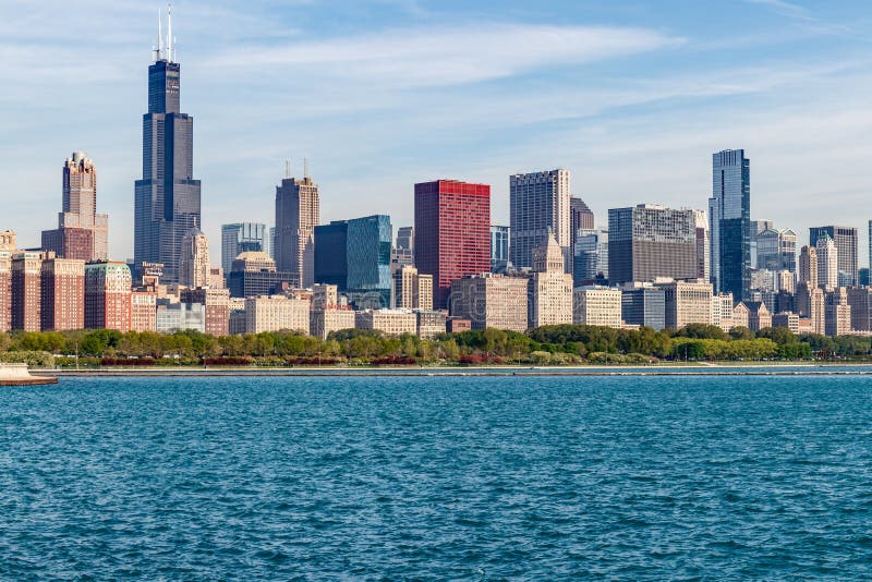 Chicago - circa mayo de 2018: Horizonte céntrico de Windy City del lago Michigan en un día soleado Chicago es casera al Cubs I fotos de archivo Chicago - circa mayo de 2018: Horizonte céntrico de Windy City del lago Michigan en un día soleado Chicago es casera al Cubs I fotos de archivo