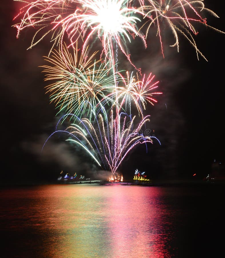 Chicago, de V 1 Januari 2017 Vuurwerk bij Marinepijler aan welcom royalty-vrije stock fotografie Chicago, de V 1 Januari 2017 Vuurwerk bij Marinepijler aan welcom royalty-vrije stock fotografie