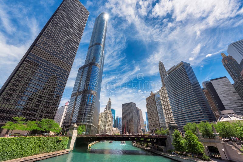 Chicago horisont, skyskrapa och flod på den soliga dagen arkivbild Chicago horisont, skyskrapa och flod på den soliga dagen arkivbild