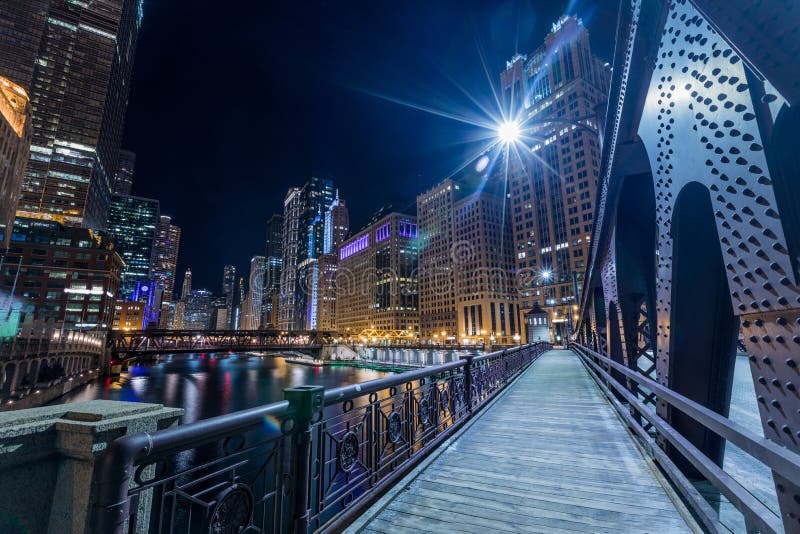 Chicago i city upplyst sikt vid floden royaltyfri bild Chicago i city upplyst sikt vid floden royaltyfri bild