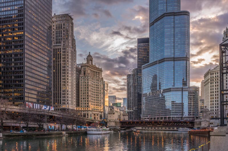 Chicago, IL, de V.S., 6 April 2017: Troef Internationale Hotel en Toren, voor redactie slechts gebruik royalty-vrije stock foto Chicago, IL, de V.S., 6 April 2017: Troef Internationale Hotel en Toren, voor redactie slechts gebruik royalty-vrije stock foto