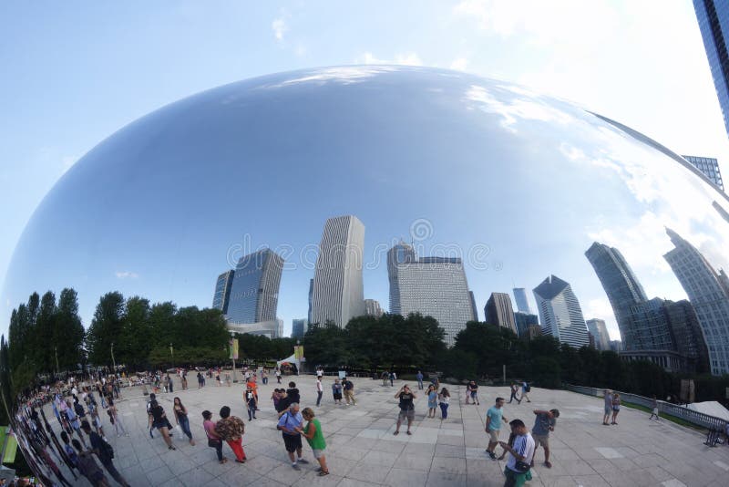CHICAGO, IL/USA - 8-08-2017: Escultura de Cloudscape, aka la haba, fotos de archivo libres de regalías CHICAGO, IL/USA - 8-08-2017: Escultura de Cloudscape, aka la haba, fotos de archivo libres de regalías