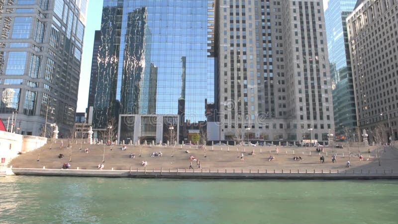 CHICAGO, ILLINOIS - 17. APRIL 2016: Chicago-Geschäftsgebiet, im Stadtzentrum gelegen, Fluss-Brücke