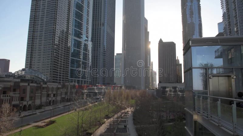 CHICAGO, ILLINOIS - 17. APRIL 2016: Chicago-Geschäftsgebiet, im Stadtzentrum gelegen, Wolkenkratzer