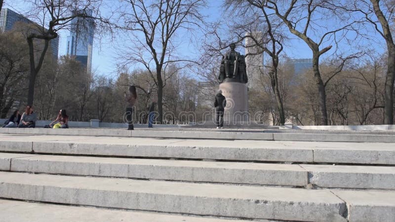 CHICAGO, ILLINOIS - 17. APRIL 2016: Chicago-Geschäftsgebiet, im Stadtzentrum gelegen, Wolkenkratzer Jahrtausendpark und -statue