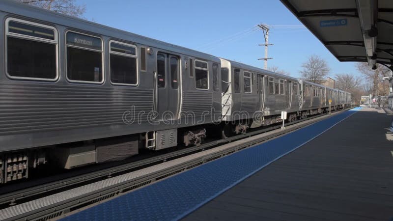 CHICAGO, ILLINOIS - 17. APRIL 2016: Chicago-U-Bahn-Linie Zug nähert sich