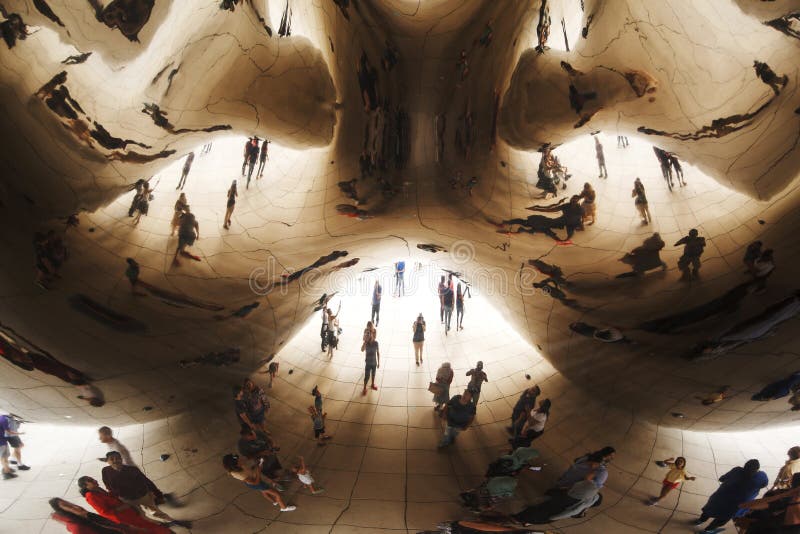 CHICAGO, ILLINOIS, DE V.S. - 14 JULI, 2018: Wolkenpoort in Millenniumpark op Juky 14, 2018 in Chicago Toeristen die foto nemen bi royalty-vrije stock fotografie CHICAGO, ILLINOIS, DE V.S. - 14 JULI, 2018: Wolkenpoort in Millenniumpark op Juky 14, 2018 in Chicago Toeristen die foto nemen bi royalty-vrije stock fotografie