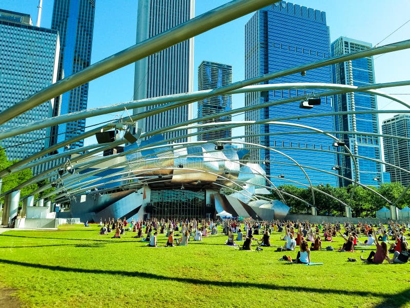 Chicago, Illinois, los E 07 07 2018 Yoga grande en el pabellón de Pritzker, milenio de la práctica del grupo de personas del parq imagenes de archivo Chicago, Illinois, los E 07 07 2018 Yoga grande en el pabellón de Pritzker, milenio de la práctica del grupo de personas del parq imagenes de archivo