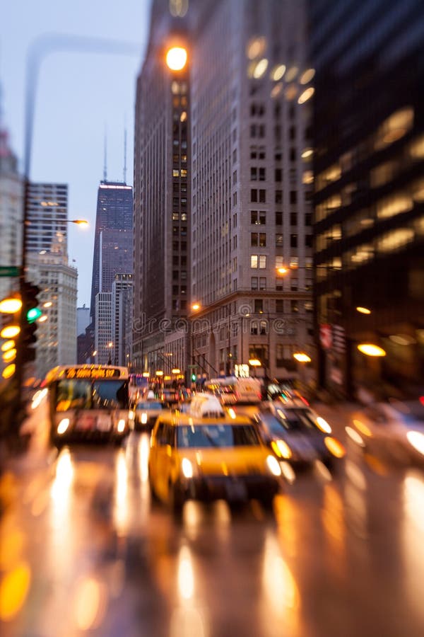 Chicago, Illinois offuscata ora di punta sotto la pioggia.