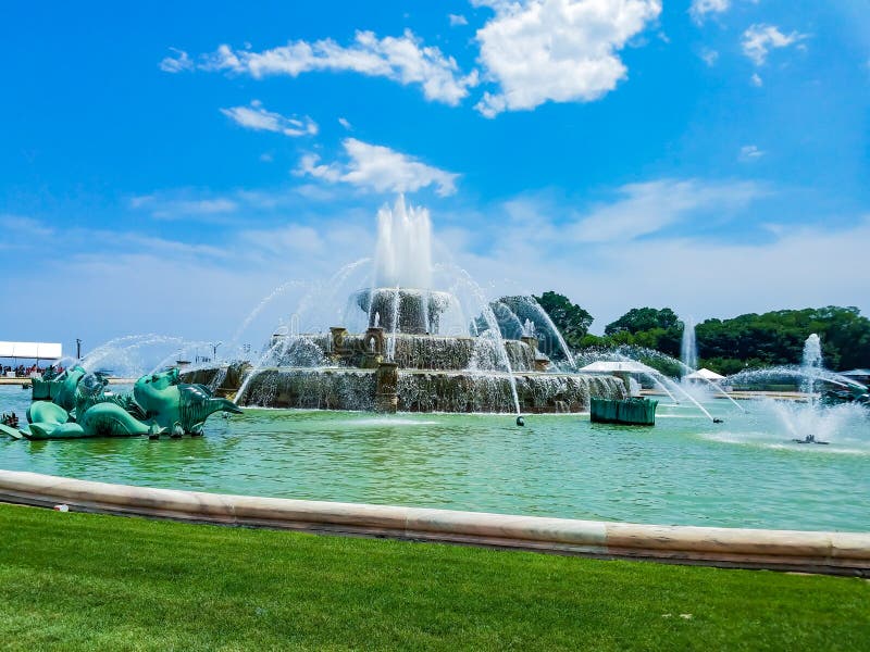 Chicago Illinois, USA 07 05 2018: Clarence Buckingham Fountain i Chicago med blå himmel i bakgrunden arkivbilder Chicago Illinois, USA 07 05 2018: Clarence Buckingham Fountain i Chicago med blå himmel i bakgrunden arkivbilder