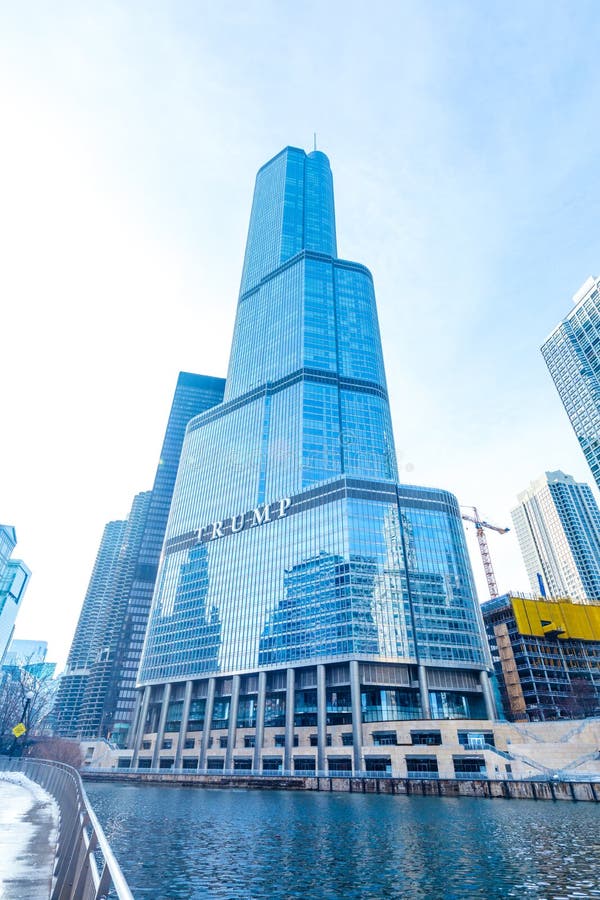 CHICAGO, L'ILLINOIS ETATS-UNIS - 18 FÉVRIER 2018 : Buildin de tour d'atout image libre de droits CHICAGO, L'ILLINOIS ETATS-UNIS - 18 FÉVRIER 2018 : Buildin de tour d'atout image libre de droits