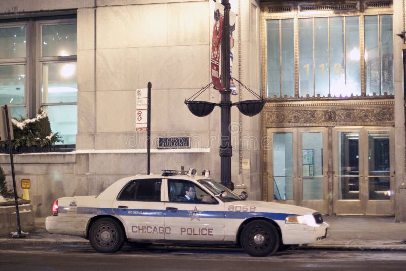 Chicago-Polizeiwagen in im Stadtzentrum gelegenem Chicago nachts lizenzfreies stockfoto Chicago-Polizeiwagen in im Stadtzentrum gelegenem Chicago nachts lizenzfreies stockfoto