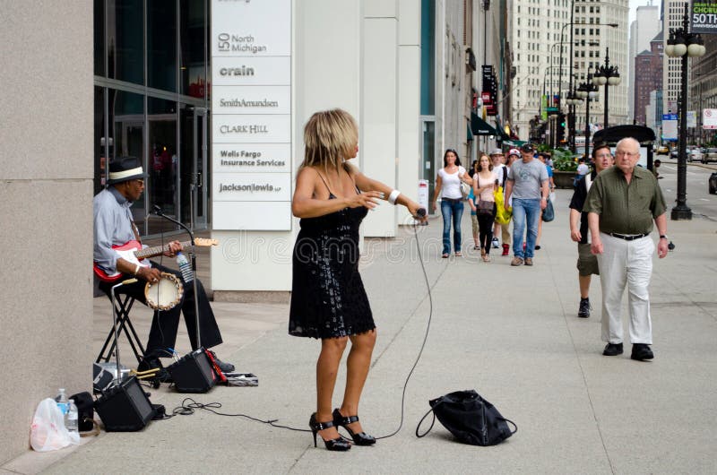 Chicago street performer editorial photography. Image of singer 26697057