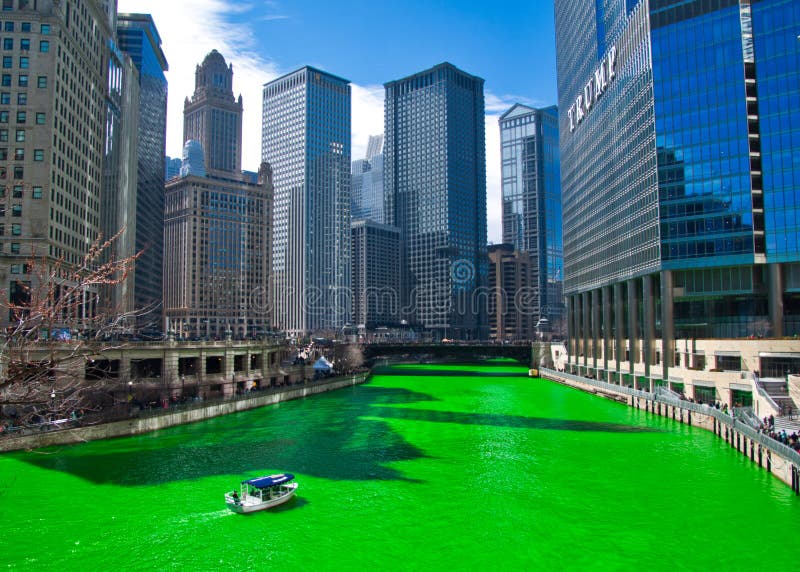 Chicagowska rzeka jest farbującym zielenią dla St Patrick ` s dnia jak tłoczy się obwódka miejsce dla widoku i świętować tradycję